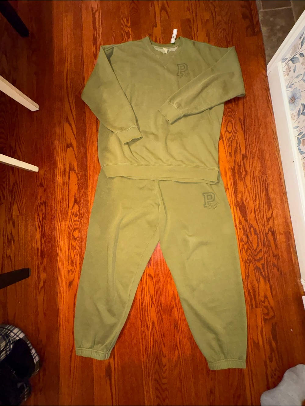 New with tags “Pink” sweatshirt & sweatpants
